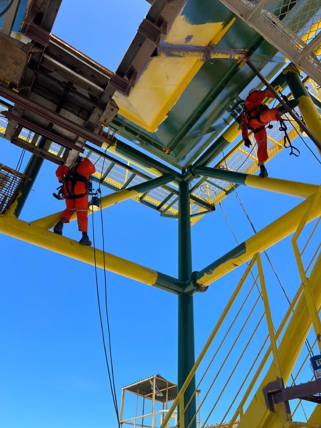 Estrutura offshore com acesso por cordas
