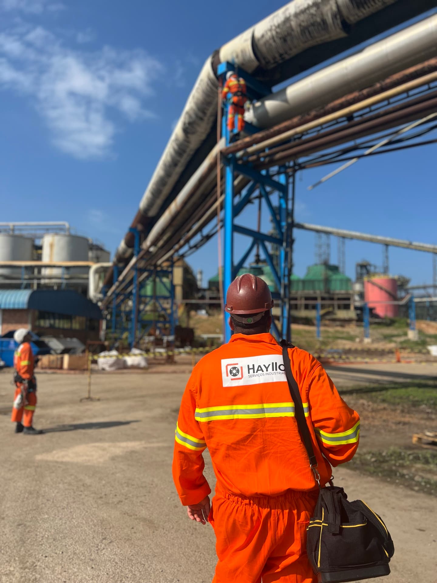 Profissional da Hayllo em planta industrial